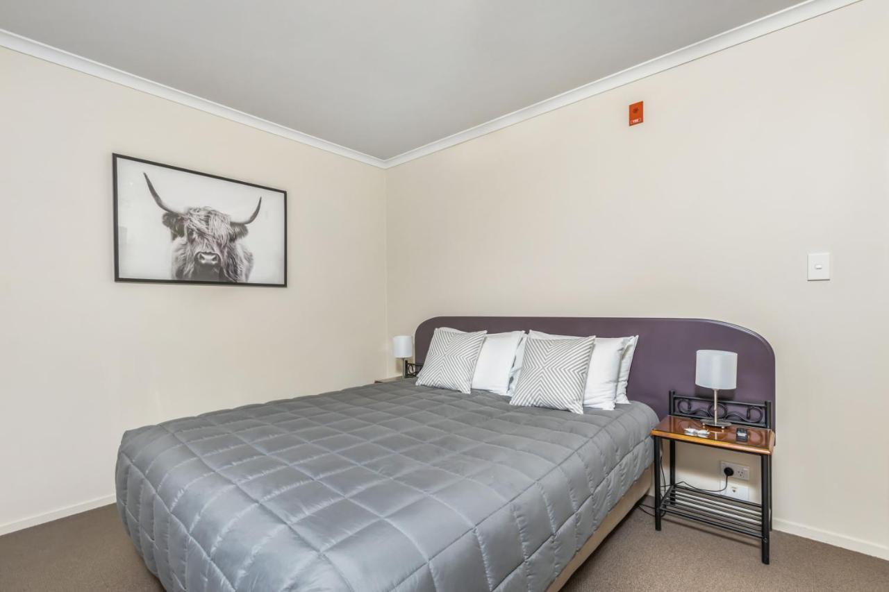 Bk'S Chardonnay Motor Lodge Мастъртън Екстериор снимка