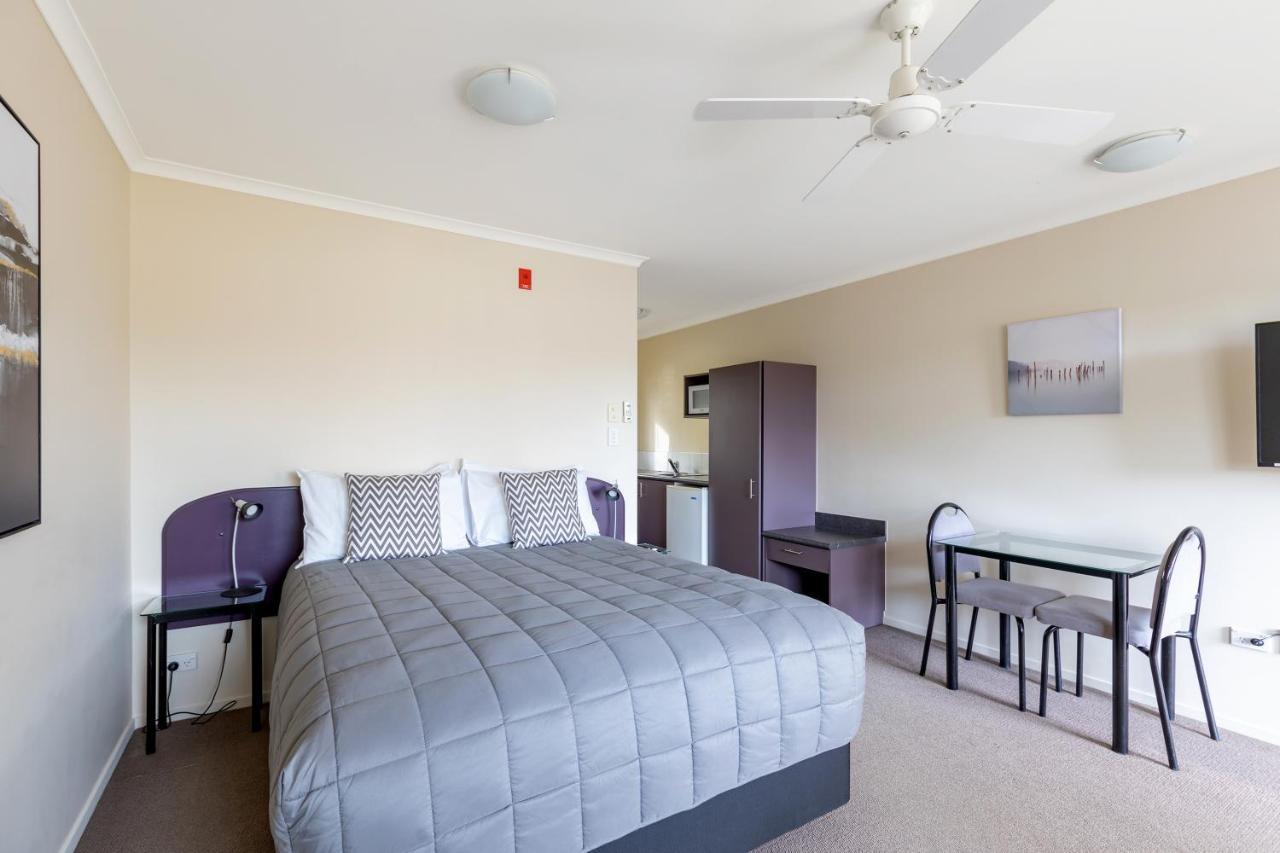 Bk'S Chardonnay Motor Lodge Мастъртън Екстериор снимка