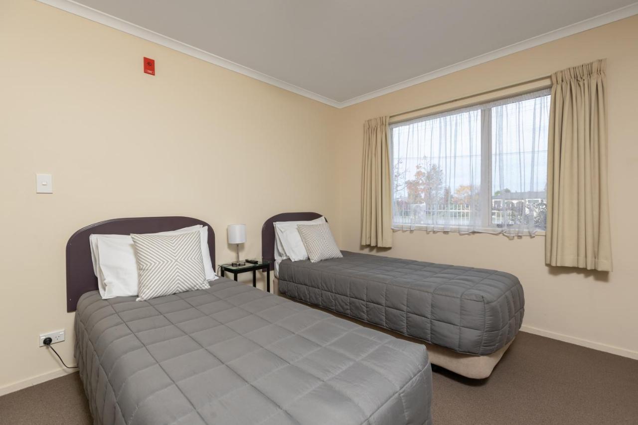 Bk'S Chardonnay Motor Lodge Мастъртън Екстериор снимка